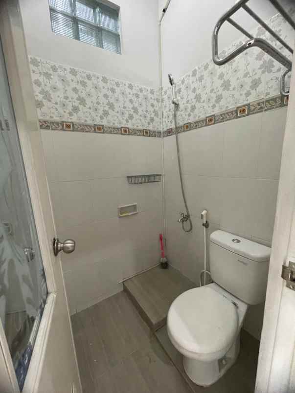 rumah luas semi furnished dekat kampus ukrim