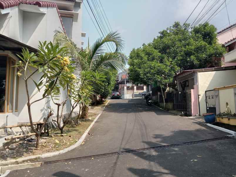 rumah mewah dua lantai bebas banjir daerah banyumanik