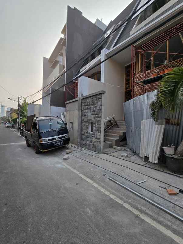 rumah mewah hanya 300 meter ke menteng jakarta pusat