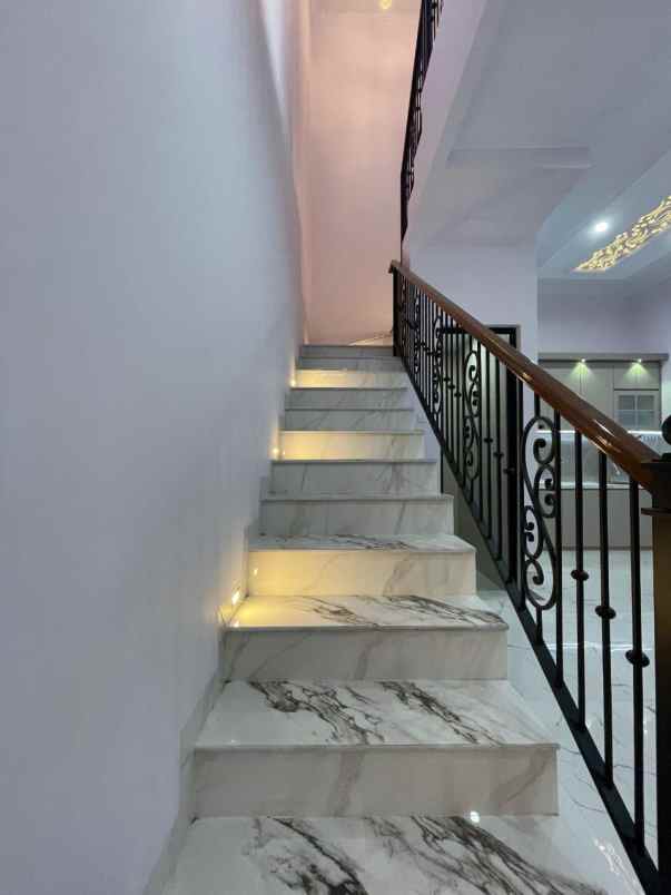 rumah mewah jagakarsa jakarta selatan pinggir jalan