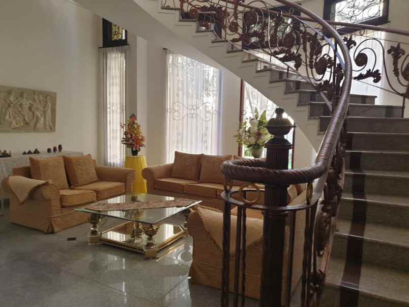 rumah pakuwon city villa royal strategis bagus