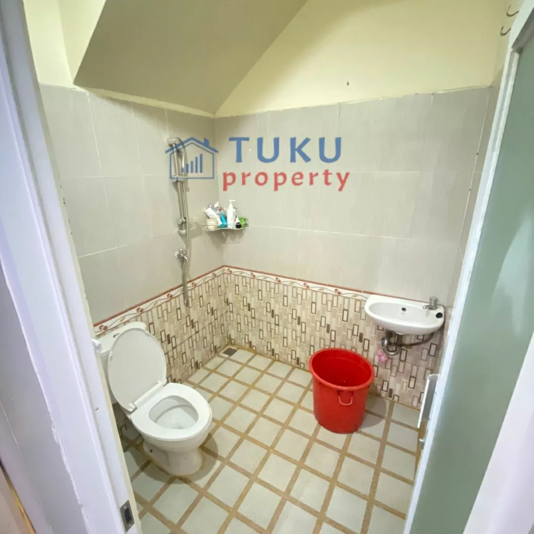 rumah rapih terawat di serua indah ciputat