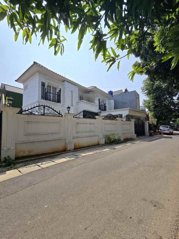 rumah secondary dengan private pool di cipayung
