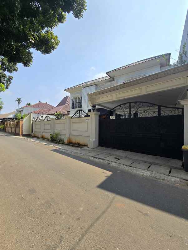 rumah secondary dengan private pool di cipayung