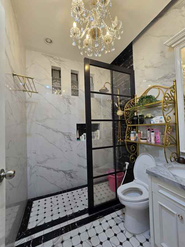 rumah secondary dengan private pool di cipayung