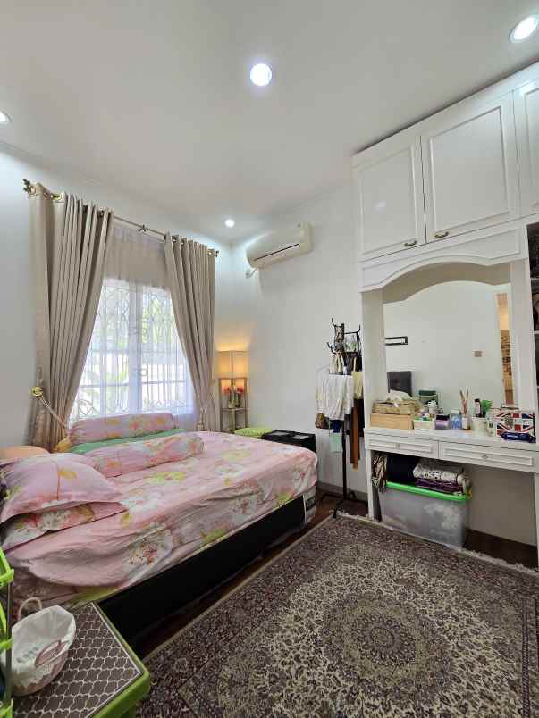 rumah secondary dengan private pool di cipayung