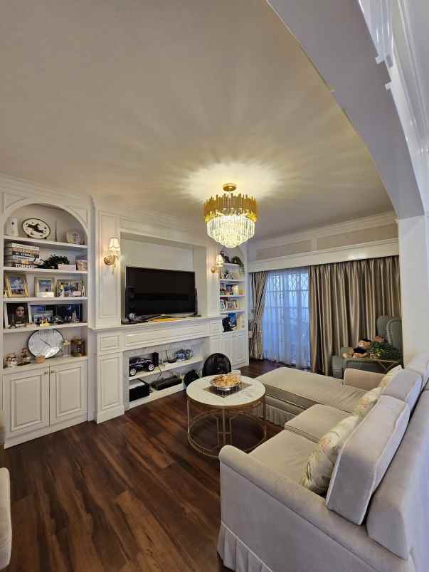 rumah secondary dengan private pool di cipayung