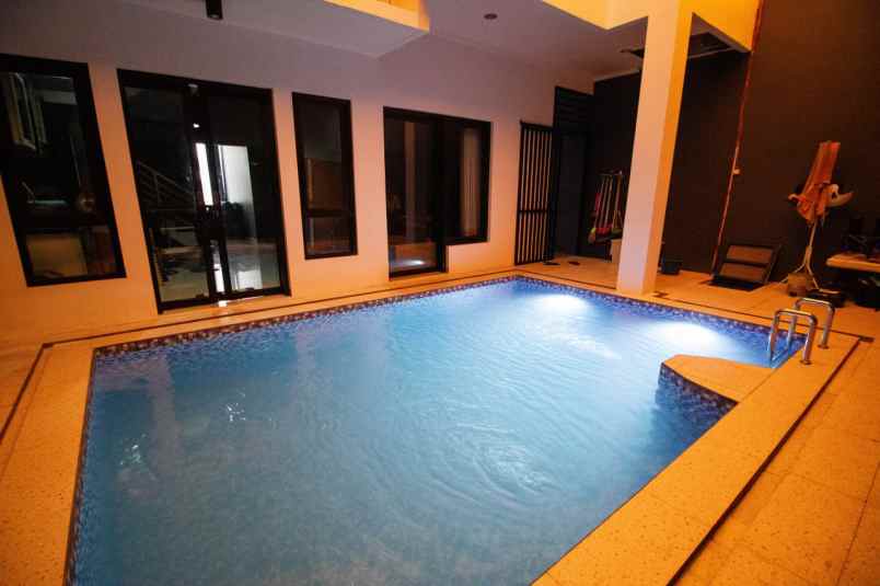 rumah siap huni dengan private pool indoor