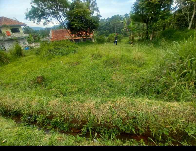 tanah datar pinggir jalan akses angkot