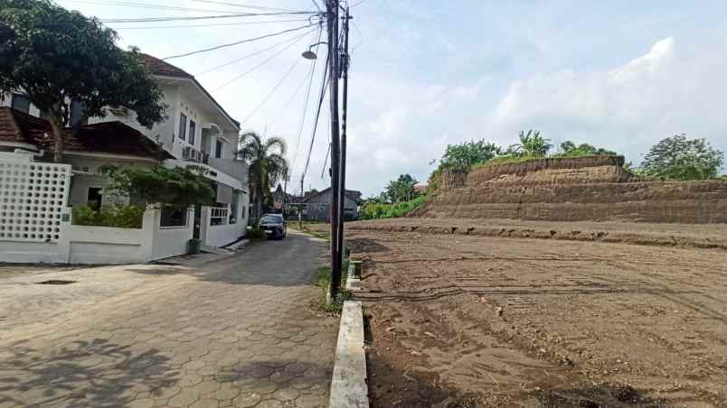 tanah dekat stadion maguwo mangku jl aspal