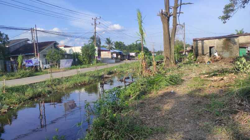 tanah pinggir jalan irigasi