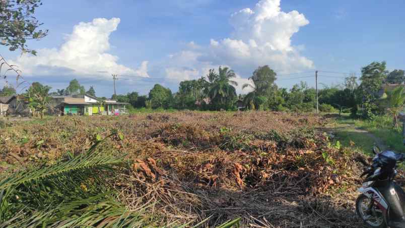 tanah pinggir jalan irigasi