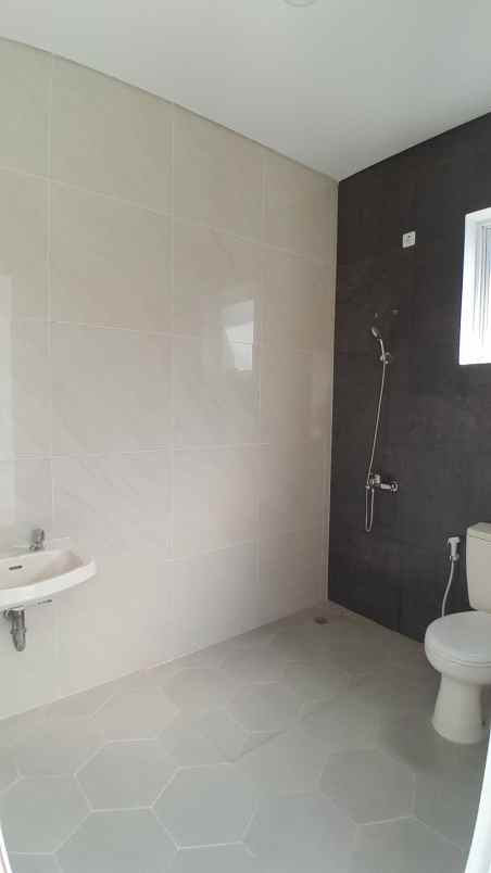 turun harga rumah 2 lantai siap huni di kota wisata