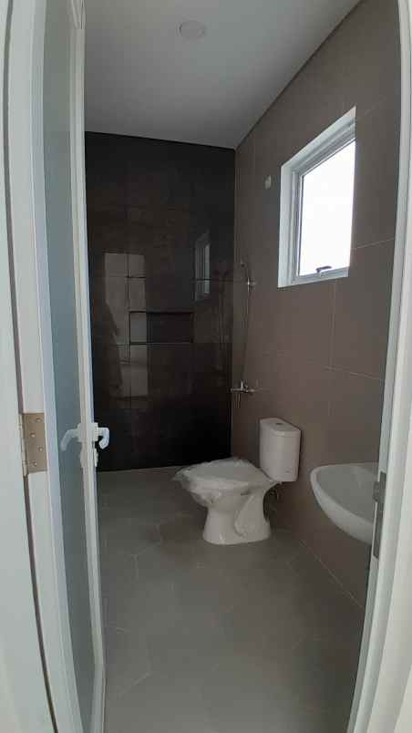 turun harga rumah 2 lantai siap huni di kota wisata