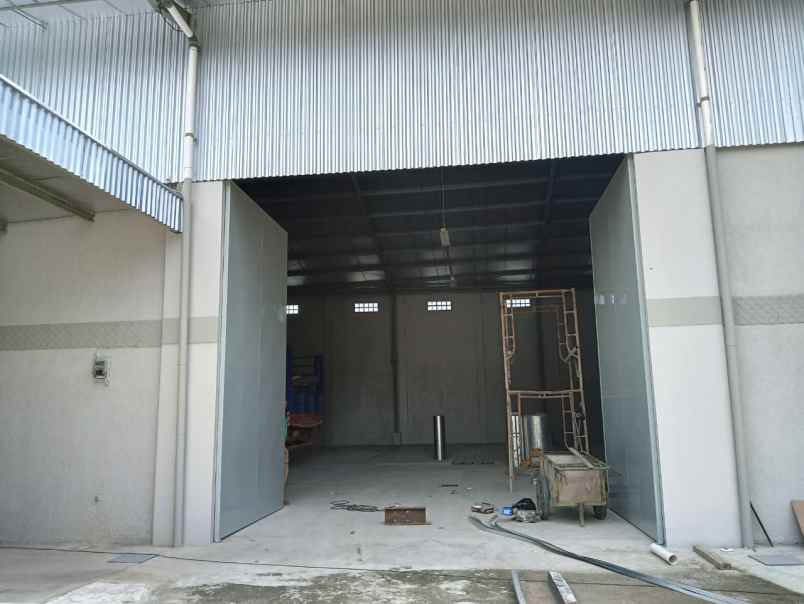 di sewakan gudang kondisi clean di area caringin