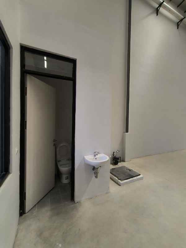 dijual gudang baru surabaya siap huni diskon 100 juta