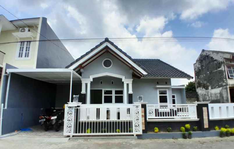 dijual rumah 1 km pamella 7