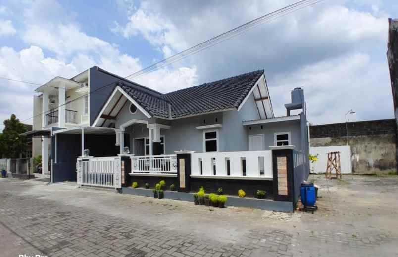 dijual rumah 1 km pamella 7