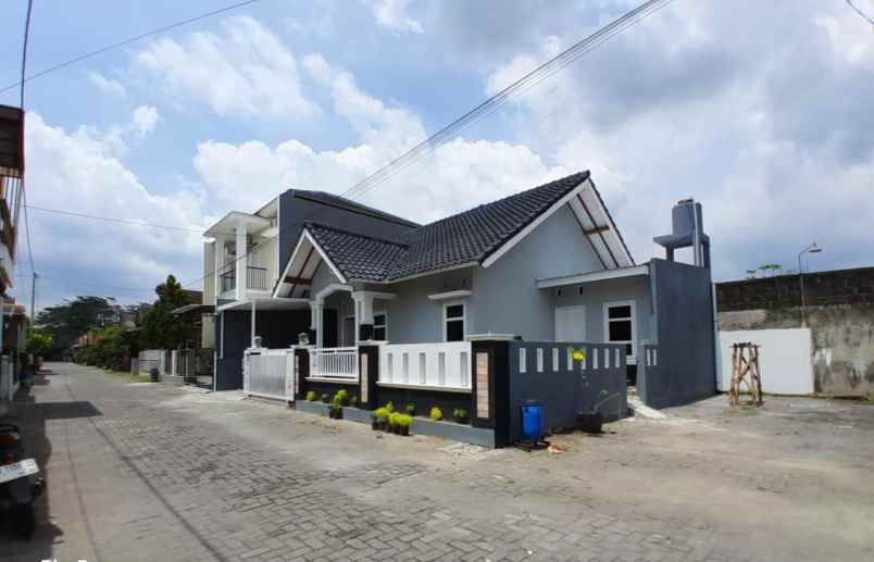 dijual rumah 1 km pamella 7