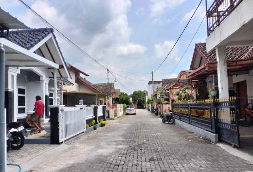 dijual rumah 1 km pamella 7