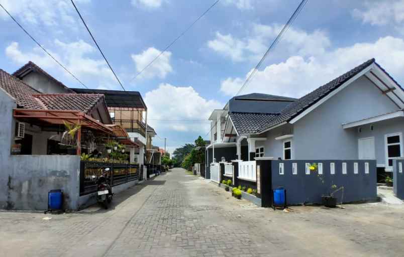 dijual rumah 1 km pamella 7