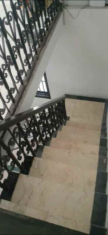 dijual rumah asem baris raya