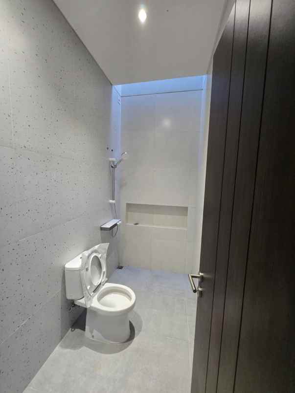 dijual rumah baru modern minimalis di araya