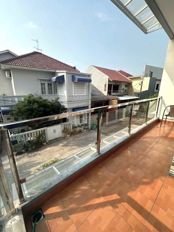 dijual rumah boulevard hijau kota