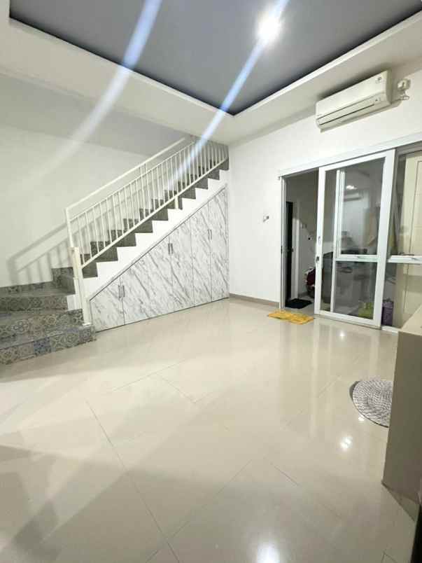 dijual rumah boulevard hijau kota