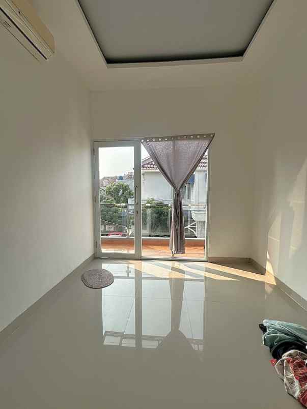 dijual rumah boulevard hijau kota