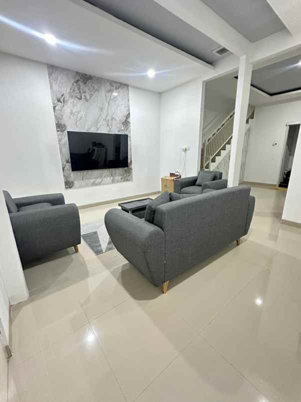 dijual rumah boulevard hijau kota