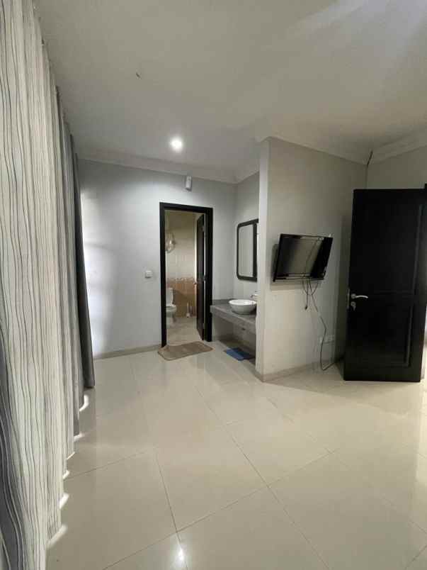 dijual rumah central park