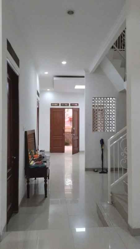 dijual rumah cinere