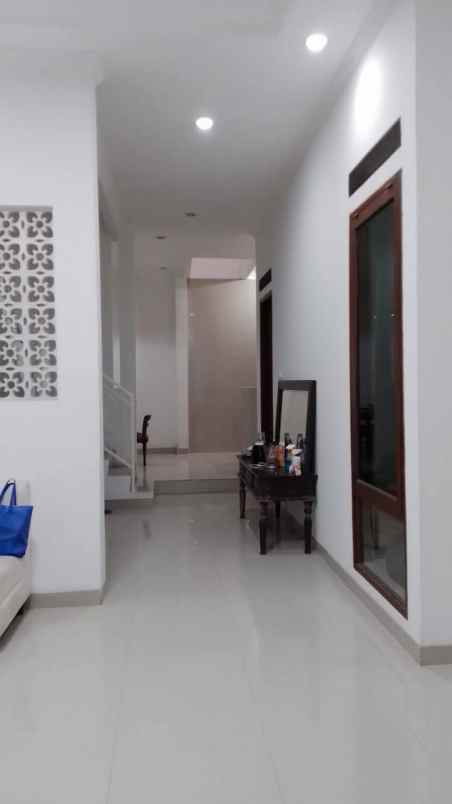dijual rumah cinere
