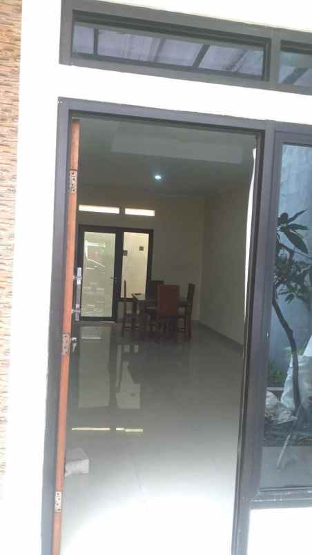 dijual rumah cluster di jl jambore