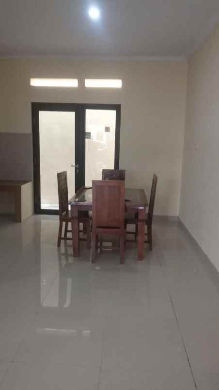 dijual rumah cluster di jl jambore