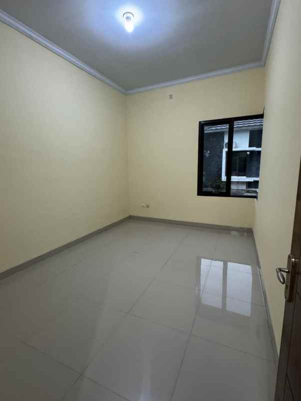 dijual rumah cluster di jl jambore