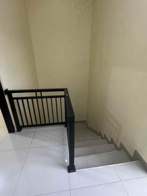 dijual rumah cluster di jl jambore
