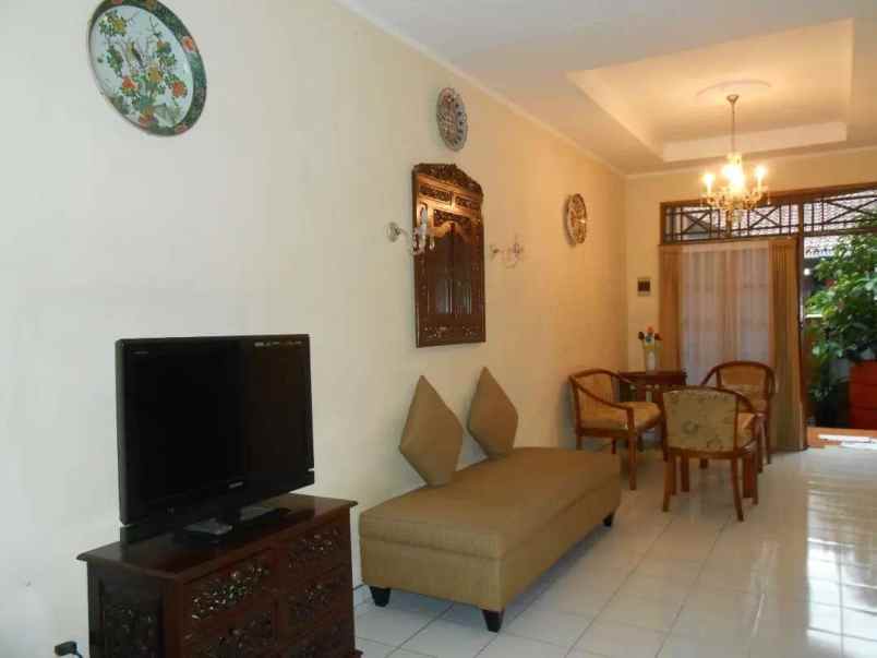 dijual rumah full furnished di gandaria