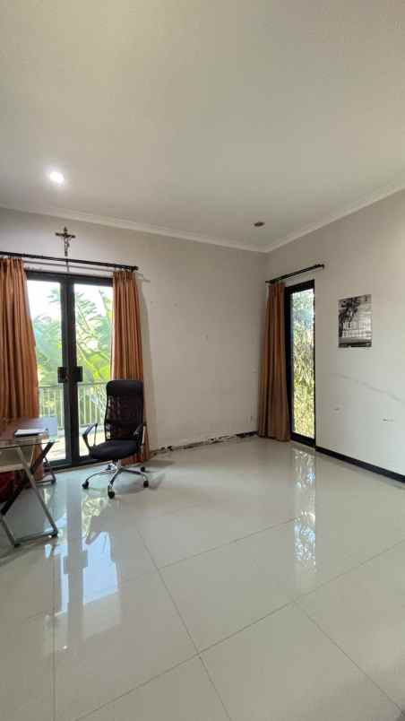 dijual rumah graha famili blok u