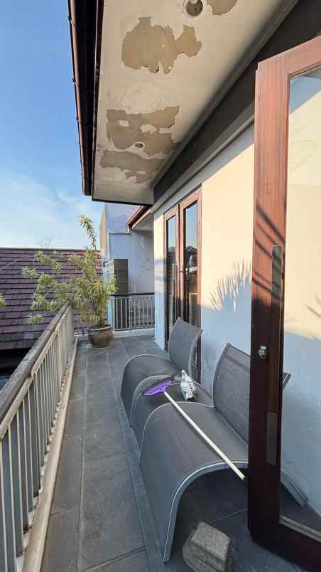 dijual rumah graha famili blok u