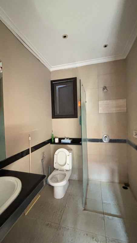 dijual rumah graha famili blok u