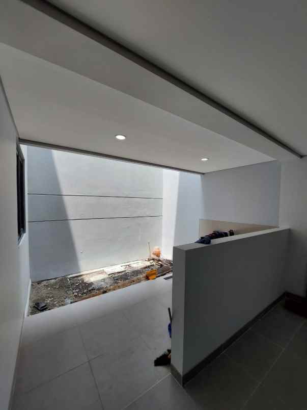 dijual rumah graha family