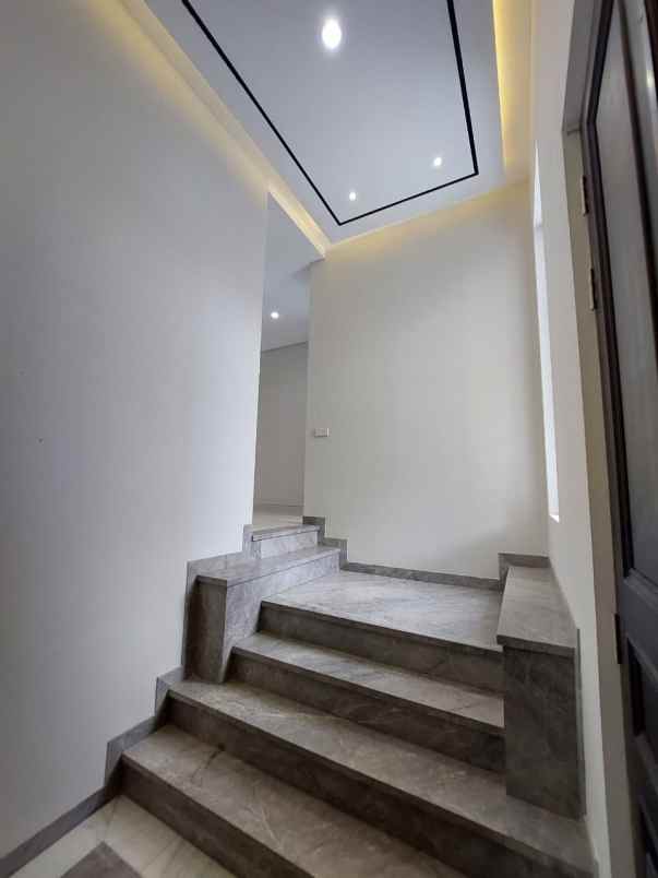 dijual rumah graha family