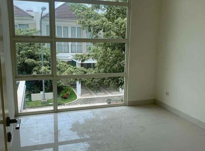 dijual rumah grand pakuwon