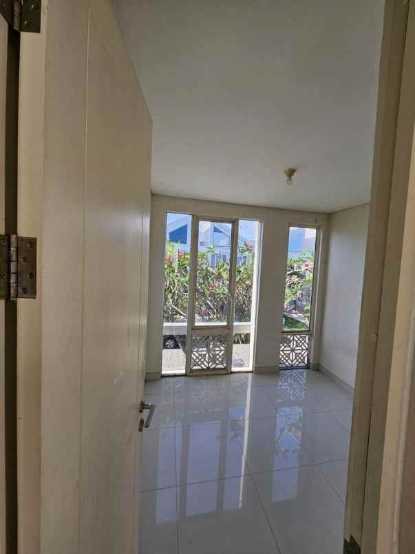 dijual rumah grand pakuwon