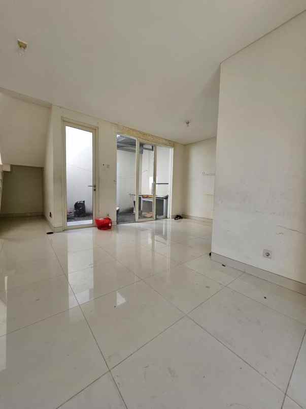 dijual rumah grand pakuwon