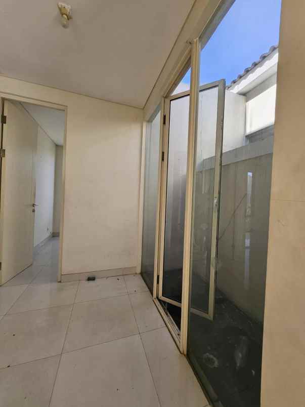 dijual rumah grand pakuwon