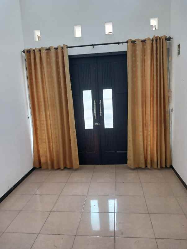 dijual rumah jalan bunga bunga suhat