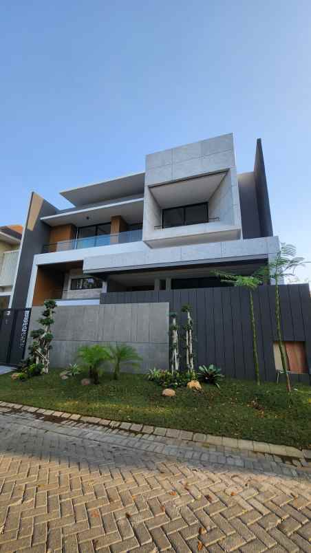 dijual rumah jalan jalan pakuwon indah